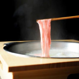 しゃぶしゃぶ鍋から持ち上げられた豚肉