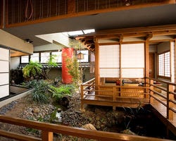 日本庭園の奥には滝が流れ...
上階にいることを忘れてしまう4階