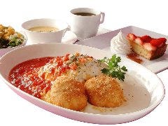 【彩り鮮やか】カニコロのクリーム&トマトの2色ソースオムライス 1,780円(税込 1,958円) 【彩り鮮やか】カニコロのクリーム&トマトの2色ソースオムライス 1,780円(税込 1,958円)