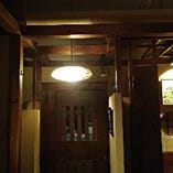京提灯の和紙と竹ひごの間からもれた温かい光でお出迎えの玄関