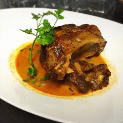 しっかり煮込まれたスペアリブはトロトロの旨味あふれる一品