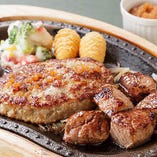 【こだわりのお肉】
ミディアムレアで焼き上げる赤身ステーキ♪