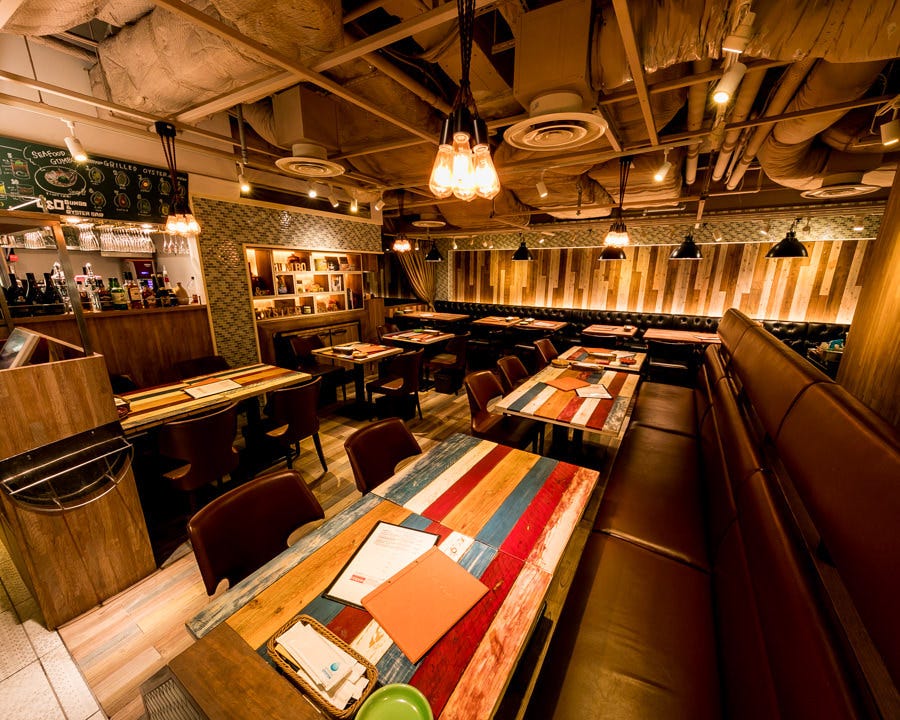 レカイエ オイスターバー JR博多シティ店の店内