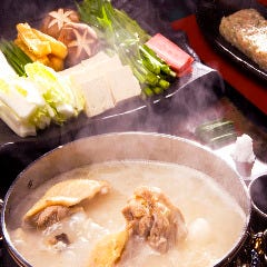 博多 表邸_【博多水炊き】
鶏の旨味がたっぷりと染み込んだ特製スープで楽しむ、当店自慢の水炊き鍋。ぶつ切りにした鶏肉・つくね・野菜とボリューム満点◎鍋の〆にピッタリな雑炊セットもございます。福岡観光の食事や宴会など、幅広いシーンにおすすめです。