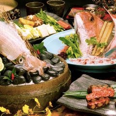 博多 表邸_【オプション】
呼子直送の新鮮な烏賊を活き造りでご提供。会席のオプションとしても多くの皆様からご好評をいただいております！コリコリとした食感と、烏賊の旨味・甘みを最大限楽しめる活き造りは必食の逸品です。※後造り付（黒天 または 塩焼きからお選びください。）※時化や天候により入荷がない事もございます。