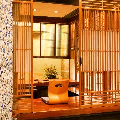 博多 表邸_【掘りごたつ完全個室】
周りを気にせず寛げる完全個室を多数備えております。掘りごたつ席は足を伸ばして寛げるので、年配のお客様も体勢を楽にしてお過ごしいただけます。小さなお子様連れのお客様も安心してご利用ください。