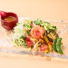 博多 表邸_冷製トマトと野菜の彩プレートサラダ