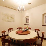 円卓個室は8名様用と13名様用を完備。接待や親戚とのお食事に