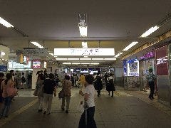 近鉄大和八木駅の改札を出て北側に進んでください。目印は写真の成城石井側。