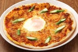 ボロネーゼ（ミートソース）ピッツァ　～半熟卵のせ～