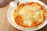 クワトロフォルマッジョ　～4種のチーズのピッツァ、蜂蜜添え～