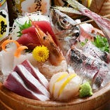 その日のおいしい新鮮魚介7点を色よく形よく並べる「刺身桶盛」