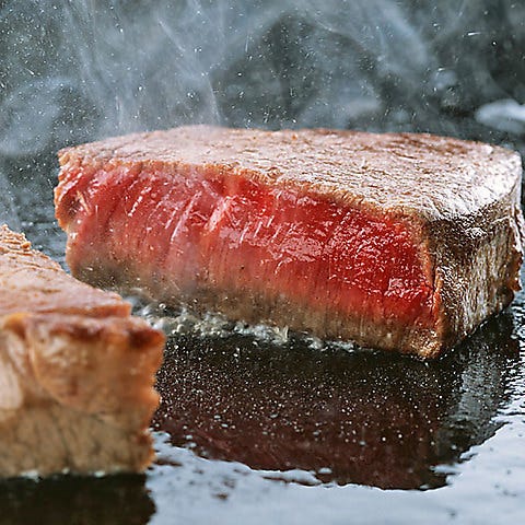 牛サーロインステーキ。厳選した極上牛を絶妙に焼き上げます。