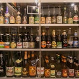 ベルギービールのボトルがズラ～リと並ぶショーケース