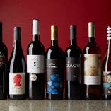 フランス、スペイン、イタリア、ドイツ、アメリカ、チリ、南アフリカなど世界各地のワインをウォークインセラーで徹底管理。ベストな状態でご提供