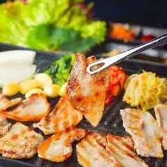 豚バラ肉を豪快に焼いて楽しむサムギョプサル！