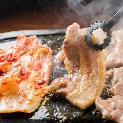 豚バラ肉を豪快に焼いて楽しむサムギョプサル!