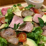 6種のたっぷり燻製肉で食べるサラダ