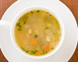 鶏ブイヨンベースのスープには季節の野菜がたっぷり入っている。
