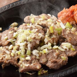 韓の屋台居酒家 ラオン_鉄板カルメギサル(ネギ塩)