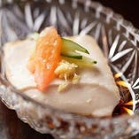 【豆腐】
昔ながらの製法を貫く地元でも愛される宇那志豆腐