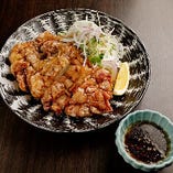 国産鶏のモモ肉を、醤油と生姜の特製ダレに漬け込みカラッと揚げた、長野県のご当地料理「山賊焼き」