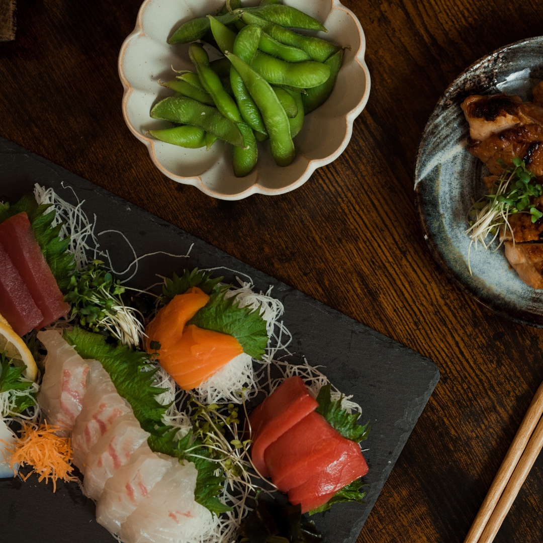 枝豆やお刺身などが並べられている様子