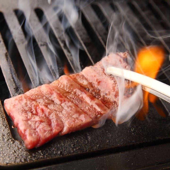 肉の旨みを引き出す特注の鉄板で、上質な焼肉をお楽しみ下さい。