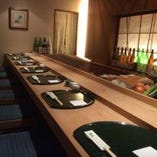 目の前で揚げたての天ぷらが楽しめるカウンター席