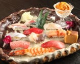 厳選の旬の食材と店主の技が織りなす饗宴。彩り鮮やかな握り寿司