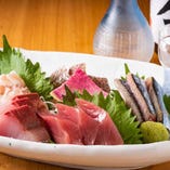 魚は丸ごと一匹を仕入れ店内でさばくため、刺身がとても新鮮でお酒との相性も抜群です。
新潟直送の日本海の味覚は鮮度抜群で、お造りを最高の状態で味わえます。
季節ごとに料理と相性の良い地酒もご用意しておりますのでぜひお料理と合わせて日本酒もお楽しみください。