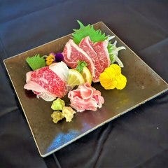 刺しミートを使用した肉刺し。自家製醤油と薬味と一緒にどうぞ。