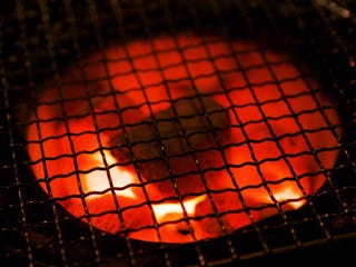 火が灯った七輪の様子