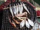 七厘で焼く一夜干しは、北海道産ししゃもや、秋田県産はたはた など、とっておきの食材をご用意。