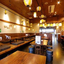 ビールジョッキのライトが照らす店内