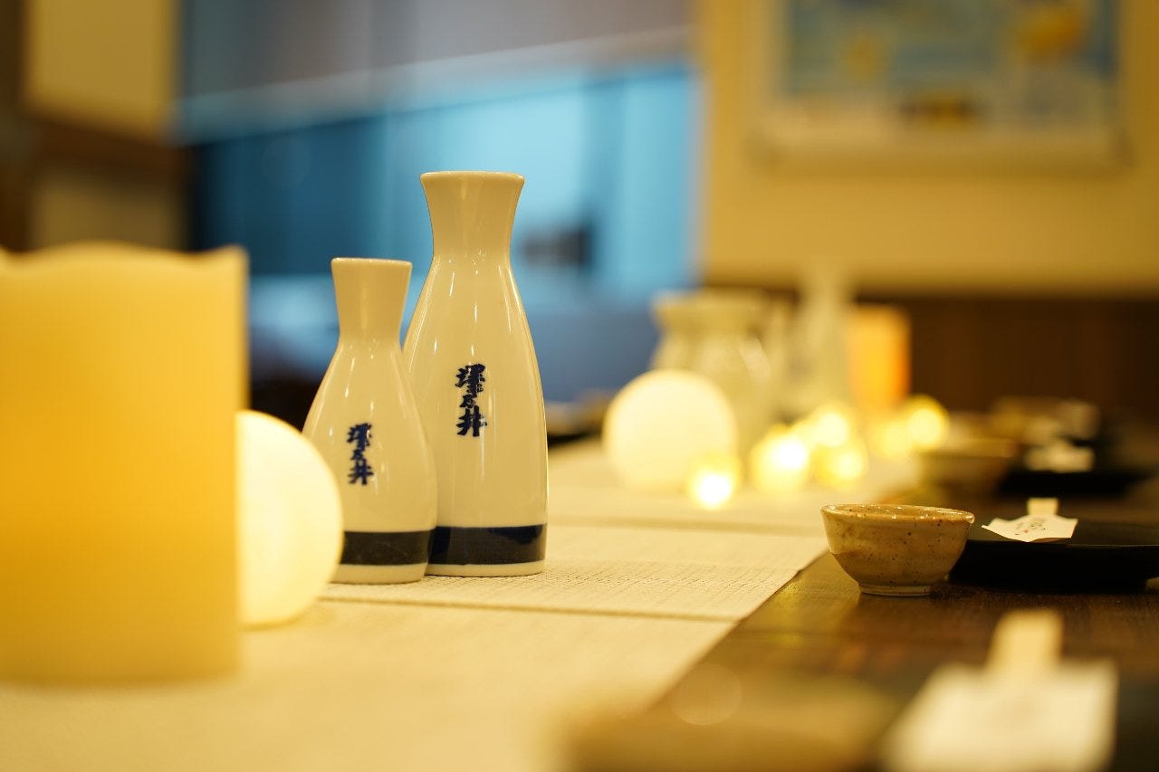 おちょこが置かれた居酒屋 うらやましか 町田店の店内の様子