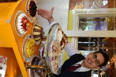ケーキはプラス料金でテーブルまでお運びいたします！