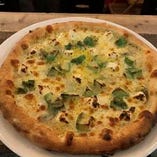 当店のピザは、直径30センチの大きなピザで食べ応え抜群！