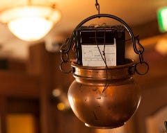 かわいいアンティークに囲まれた店内