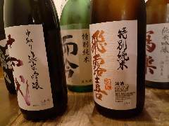 日本酒は全国各地から取り寄せています。