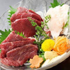繊細な味わいととろけるような舌ざわりが絶品の霜降り馬刺し