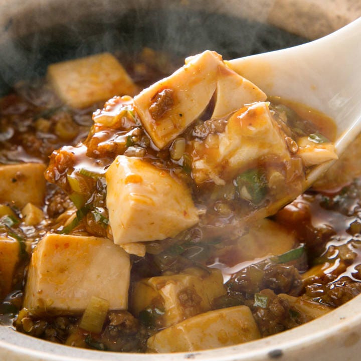 滑らかな豆腐とあんが良く絡むマーボ豆腐は熱々で召し上がれ♪