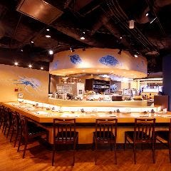 料理人の妙技を見ながらお酒を飲むのも、カウンターの醍醐味です