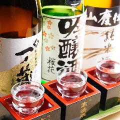 全国各地の地酒を取り揃えてます！自慢のお料理と一緒にどうぞ