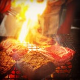 【お料理】
炭火で焼く肉グリルは大人気！