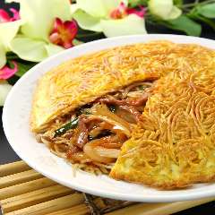 豆板醤で炒めたピリ辛の餡が食欲をそそる「辛口梅蘭焼きそば」