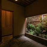床の間に格子窓、坪庭と伝統の京町家で彩り豊かなお食事を