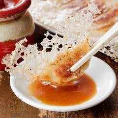 パリッとはねの歯応えと中の餡のジューシーな肉汁の食感が絶妙！
