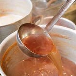 濃厚な中にもまろやかさがあり、雑味の少ない上品なスープはオリジナル「熟成細麺」との相性が抜群！