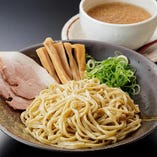 自家製麺とスープが絡み合う『ごま味噌つけ麺』も人気の一品